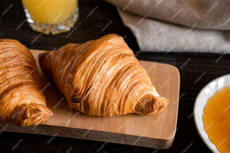 verschiedene Varianten mit Croissant-Fertigteig auf einem Tisch