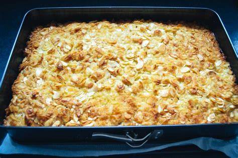 verschiedene Variationen von Blechkuchen: klassisch, mit Mandeln, mit Beeren