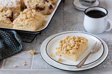 verschiedene Variationen von Butter-Streuselkuchen