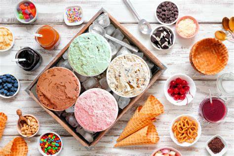 verschiedene Waffelformen und Toppings auf einem Tisch