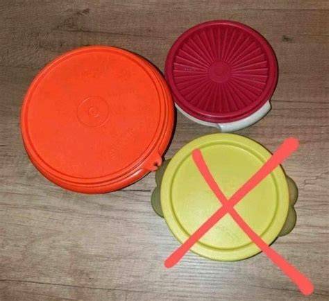 verschiedene Waffelmodelle und Tupperdosen