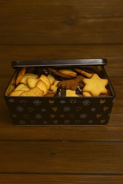 verschiedene Weihnachtsplätzchen mit Marmeladenfüllung im Keksdose