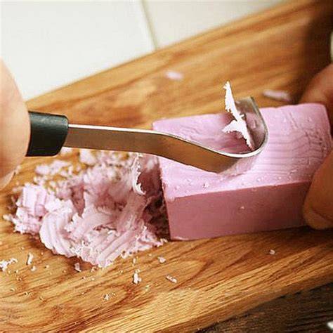 verschiedene Werkzeuge zum Schokolade hacken: Messer, Reibe, Thermomix