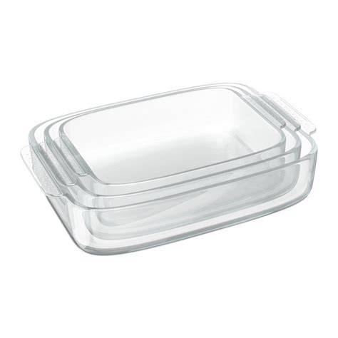 verschiedene alternative backgefäße: auflaufform, glas, topf, blech