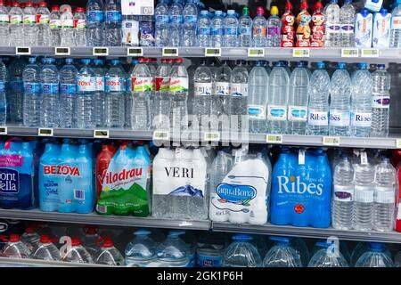 verschiedene aromatisierte Wasserflaschen im Supermarktregal