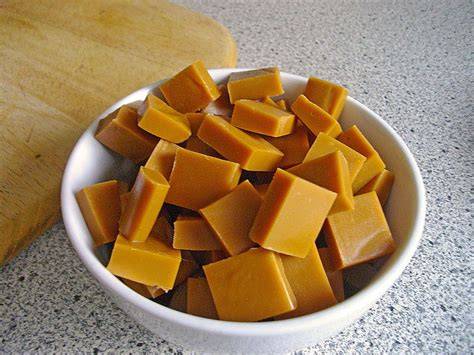 verschiedene arten von karamell: sauce, toffee, fudge