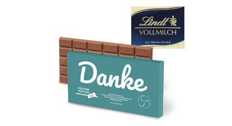 verschiedene bedruckte Schokoladentafeln mit Firmenlogo