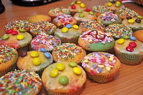 verschiedene bunte Streusel Sorten für Muffins