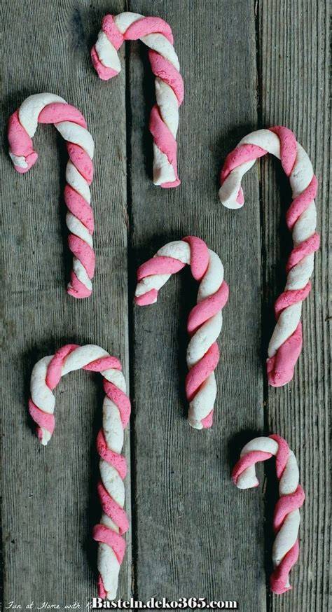 verschiedene bunte Zuckerränder mit Barsirup eingefärbt