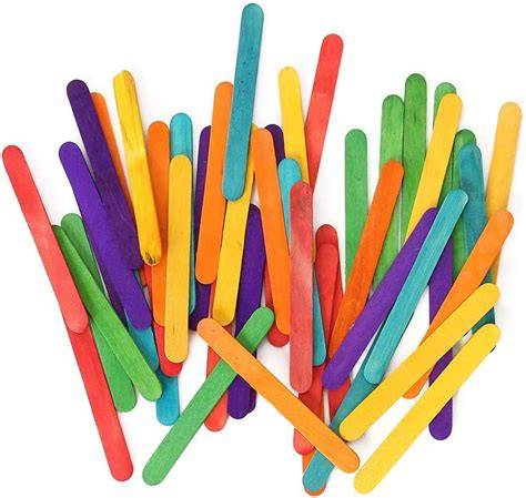 verschiedene bunte Zuckerwatte auf Holzstäbchen