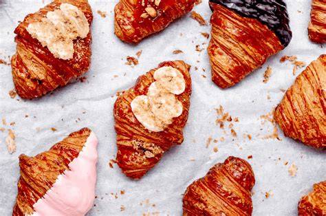 verschiedene croissant taschen nebeneinander: designer vs highstreet
