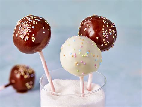 verschiedene dekorierte Schoko Cake Pops aus Kuchenresten