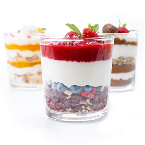 verschiedene dessertgläser mit schichten
