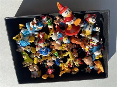 verschiedene fèves und Sammlerfiguren