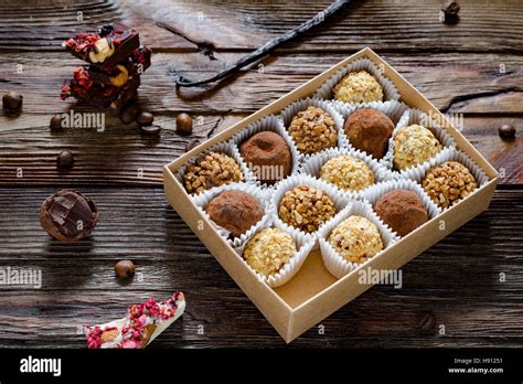 verschiedene hausgemachte Pralinen auf einer Etagere