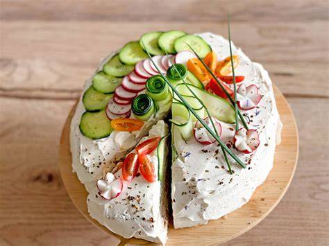 verschiedene herzhafte torte-variationen mit bunten Zutaten
