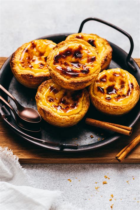 verschiedene internationale Gebäckstücke mit Puddingfüllung (z.B. Pastel de Nata, Skoleboller)