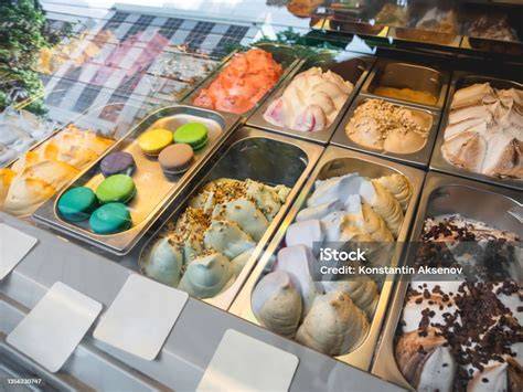 verschiedene kalte Milchreis-Desserts mit Obst und Toppings