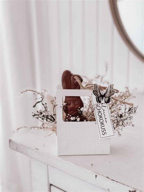verschiedene kleine Honiggeschenke, hübsch verpackt, nebeneinander arrangiert