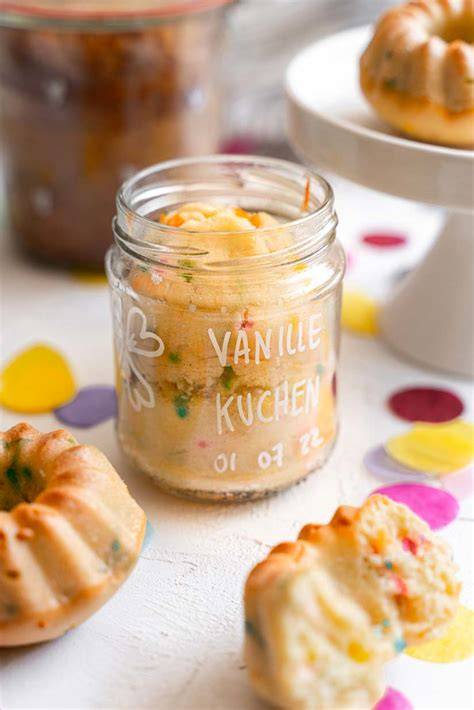 verschiedene kleine Kuchen auf einem Tisch (Muffins, Mini-Gugelhupf, Kuchen im Glas)