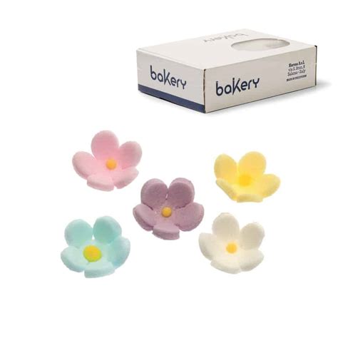 verschiedene kunstvoll gearbeitete Zuckerblumen in Pastelltönen