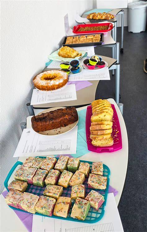 verschiedene milchfreie Kuchen auf einer Etagere angerichtet