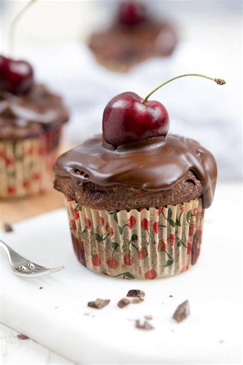 verschiedene muffins sorten mit kirsch schoko
