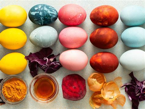 verschiedene natürliche Farbstoffe: Rote Bete, Kurkuma, Spinat, Rotkohl