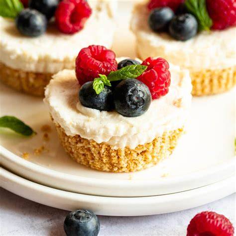 verschiedene no bake cheesecakes auf einer platte