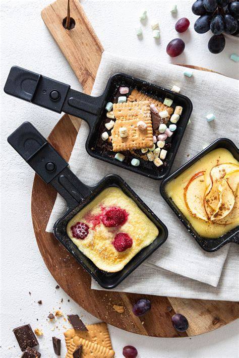 verschiedene süße Raclette-Pfännchen auf dem Tisch