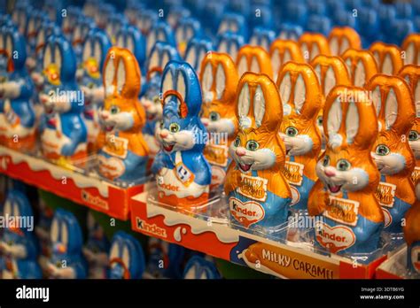 verschiedene schoko-osterhasen auf einem marktstand