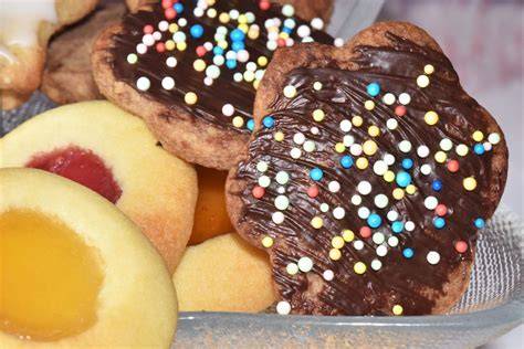 verschiedene schokoladenkekse mit toppings und glasur
