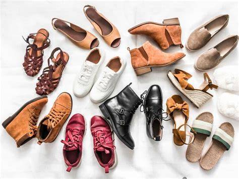 verschiedene schuhe zu Strickkleidern: Boots Sneaker Sandalen
