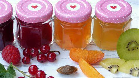 verschiedene selbstgemachte Marmeladen im Glas