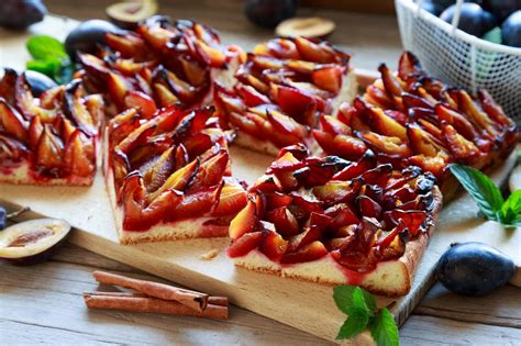 verschiedene teigsorten für pflaumenkuchen (mürbeteig, quark-öl-teig, rührteig)