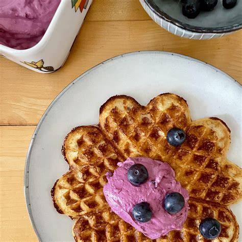 verschiedene topping ideen auf herzhaften low carb waffeln
