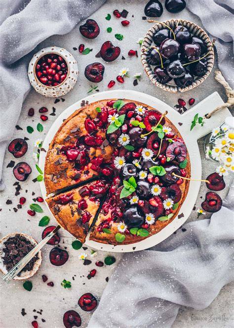 verschiedene vegane Kirschkuchen-Varianten mit Gewürzen und Toppings