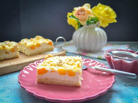 verschiedenes Obst auf Streuselkuchen
