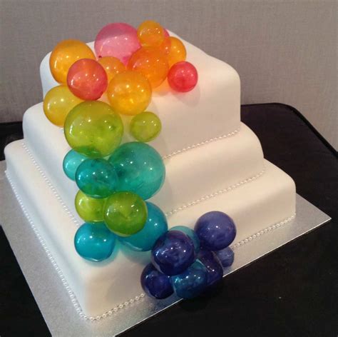 verschiedenfarbige Gelatine Kugeln auf einer Torte