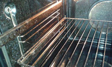 verschmutzter Backofen mit verbrannter Schokolade