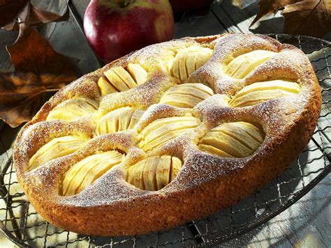 versunkener Apfelkuchen mit weißen Schokoladestücken