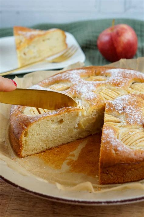 versunkener-apfelkuchen-stück-auf-teller