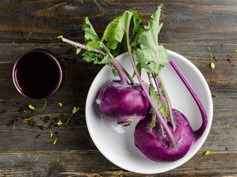 violetter Kohlrabi auf dem Wochenmarkt