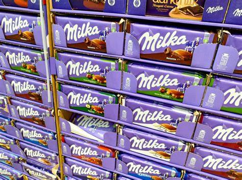 virtuelles Regal Milka neben Wettbewerbern
