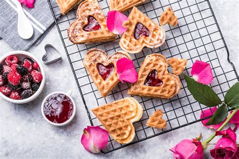 waffelherzen in pink mit schokosahne und beeren für kinder