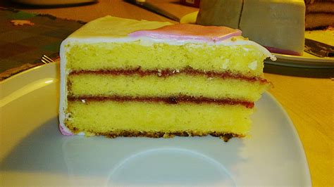 weiße Sachertorte mit Aprikosenfüllung