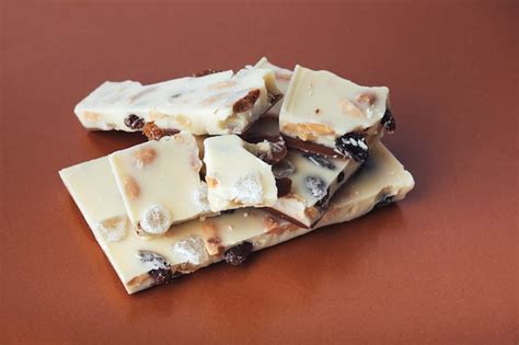weiße Schokolade mit Nüssen und Früchten