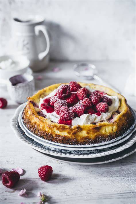 weiße Schokolade und frische Himbeeren auf Cheesecake angerichtet, Nahaufnahme
