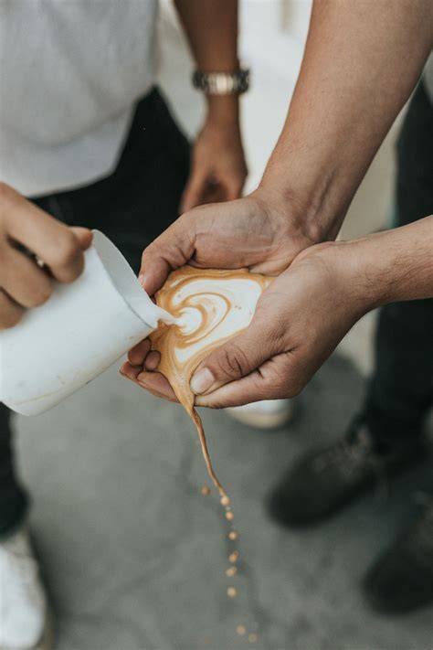weiße Schokoladen-Creme wird vorsichtig auf die Himbeerschicht gegossen