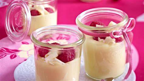 weiße Schokoladencreme serviert im Glas